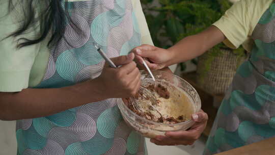 女人捏硬面团做巧克力饼干