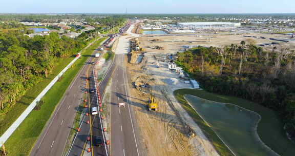 在建设中的道路上驾驶交通车辆在美国道路上