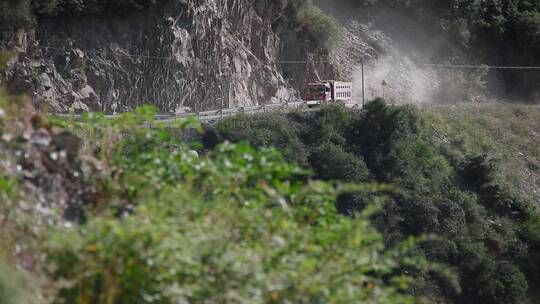 土路卡车视频山区艰难的交通运输