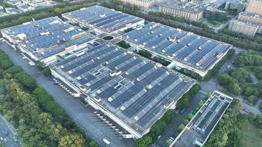 太阳能厂房航拍工厂屋顶光伏发电新能源工厂