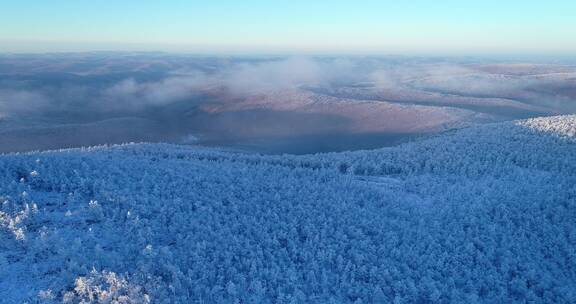 冷空气笼罩的大兴安岭雪色山岭