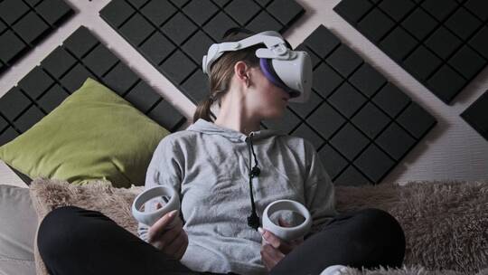 小女孩在室内体验VR眼镜
