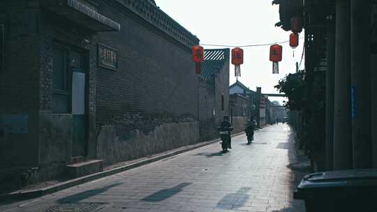 平遥古城小巷里骑车的人古城街道特写