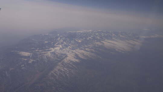 飞机上看雪山