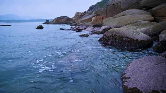 海南三亚早晨海岛海边海浪拍打礁石