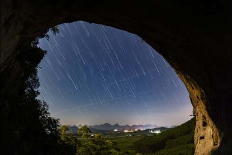 月光照进山洞星轨延时摄影-广西柳州穿山岩