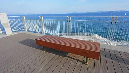 海边栈道的椅子蓝天海滨休闲旅游