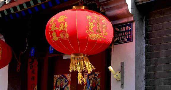 4K拍摄挂在北京胡同大门上的红灯笼