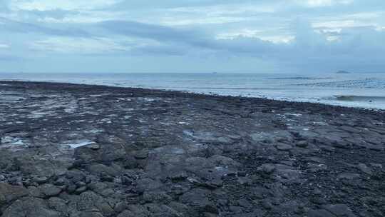 阴天大海礁石航拍沙滩海水礁石海岸边岩石