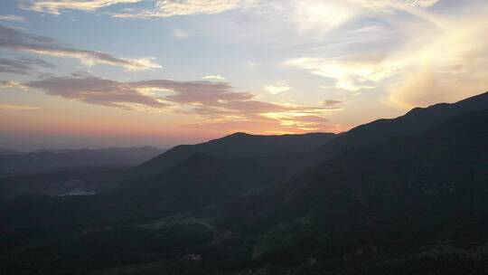 空幽的山谷夕阳美景