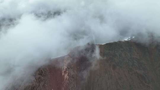 中国西藏山南无人机航拍高山云雾缭绕风景