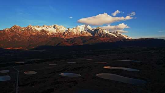 云南东巴谷玉龙雪山日照金山帽子云航拍视频素材模板下载