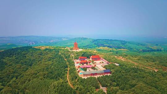 中国吉林省伊通县南山风景区山顶的佛教寺庙