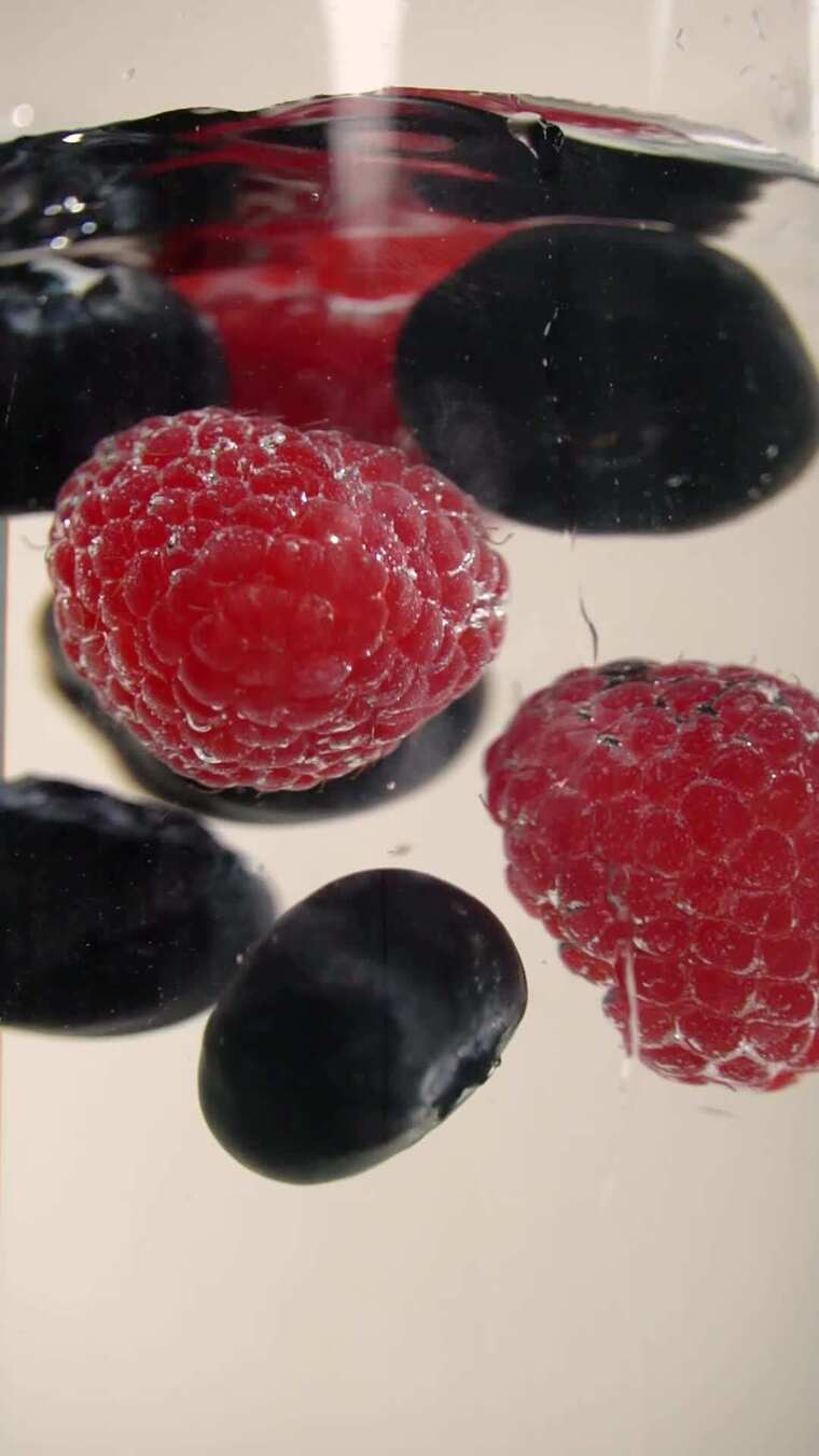 蓝莓树莓落入水中水果落水竖屏