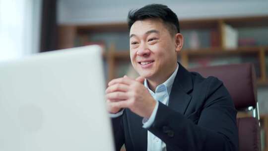 亚洲商人在办公室使用笔记本电脑远程进行视视频素材模板下载