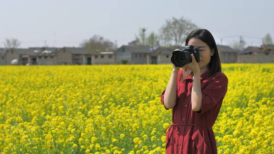 春天中国女性美女在油菜花田地中玩耍