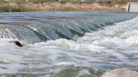 河流小堤坝   水流  慢镜头