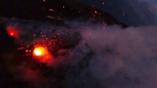 夜晚火山喷发的壮观景象