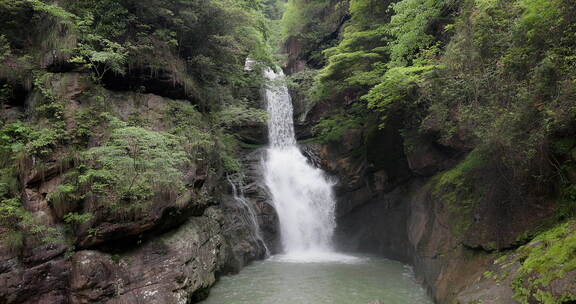 中国浙江省台州市著名景点丛林中美丽的瀑布