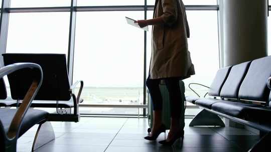 游客和飞机起飞在机场航站楼视频素材模板下载