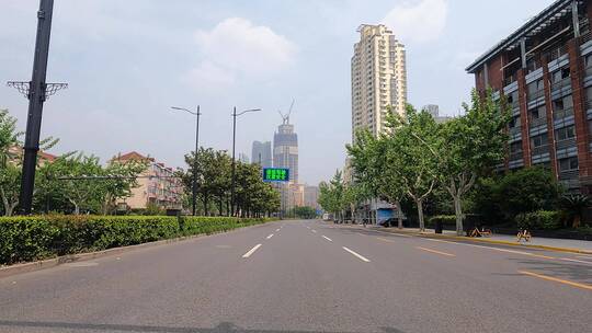 上海封城中的宁静绿荫街道视频素材模板下载
