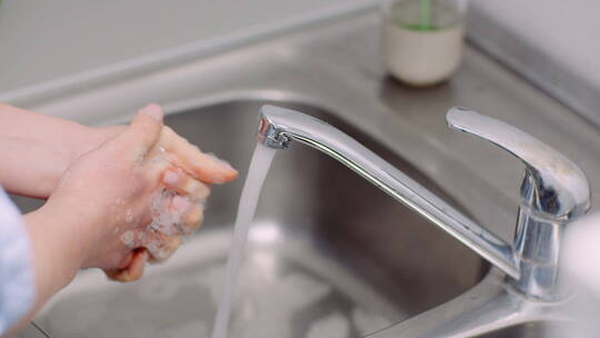 用水龙头里的水洗手视频素材模板下载