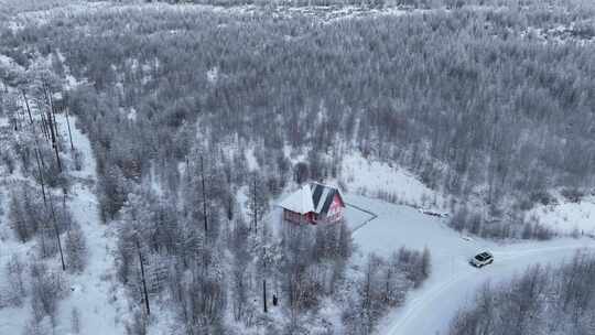 航拍林海雪原护林人森林小屋