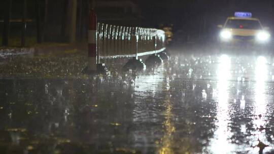 城市 夜晚 大雨 下雨 交通 车流
