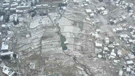 大自然寒潮冬天下雪的村庄田野航拍风景