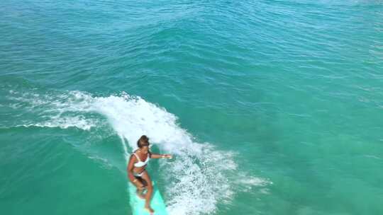 海面上冲浪板的女人视频素材模板下载