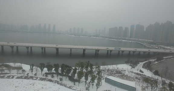 航拍武汉光谷大桥冬天环卫工人大远景