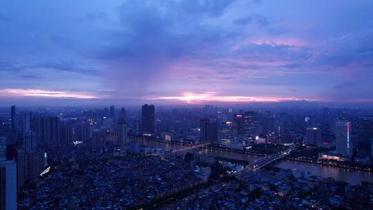 夕阳晚霞火烧云与城市密集建筑群航拍风光