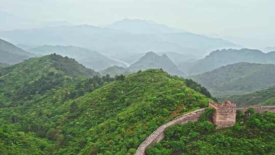 夏季金山岭长城早晨阴雨雾气风光