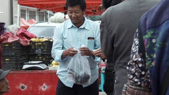 山区买卖视频卖野生菌山货的老人家