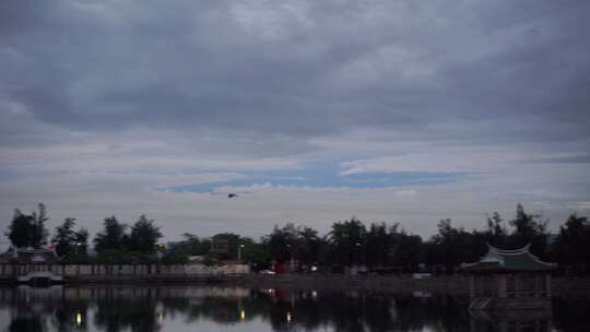 傍晚公园湖面天空一只飞鸟飞过夜幕降临风景