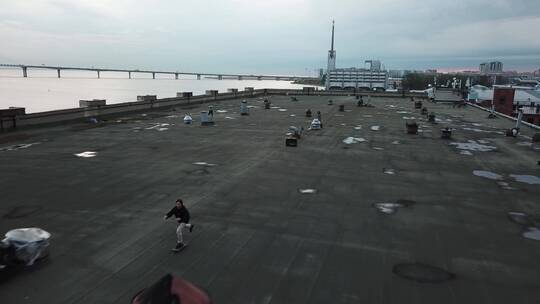在屋顶上玩滑板的男人视频素材模板下载