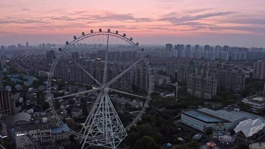 上海疫情，梅陇镇锦江乐园晚霞空无一人