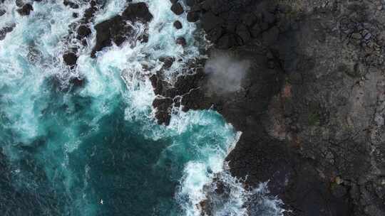 航拍海浪冲击礁石