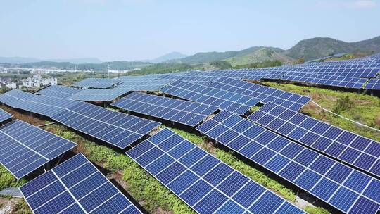 航拍山上光伏太阳能电池板