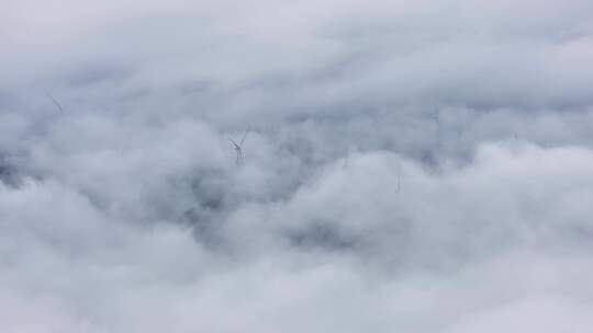 风力发电航拍 云雾中的风车