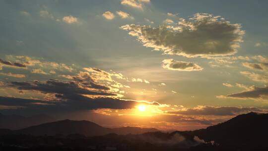 山上日落实拍傍晚黄昏夕阳唯美乡村天空晚霞