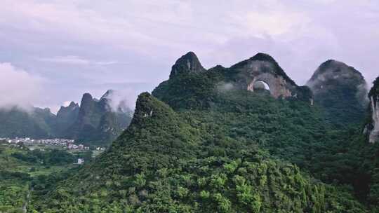 云雾缭绕的桂林阳朔月亮山景区风光