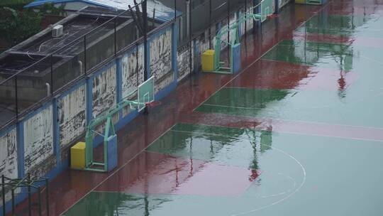 积水的雨后篮球场塑胶运动场视频素材模板下载