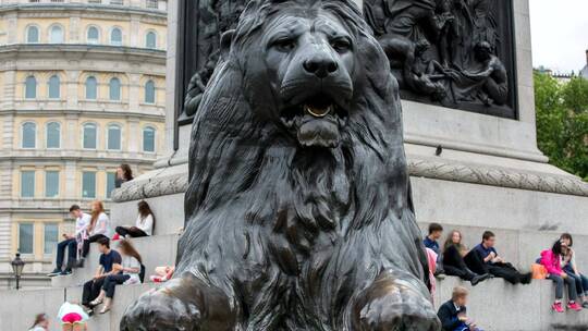广场上的巨型狮子雕像视频素材模板下载