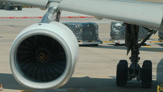 客机的机翼上有强大的喷气发动机