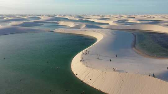 巴西标志性的雨水湖和沙丘。Lencois Maranhens巴西。