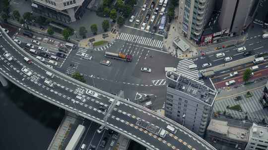 卡车和汽车在城市中行驶，旁边是建筑物天线