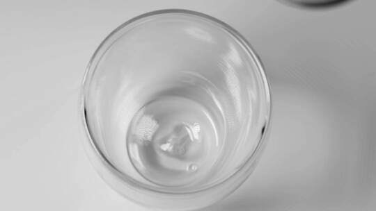 玻璃杯倒高钙速溶牛奶全脂牛奶低脂牛奶羊奶视频素材模板下载