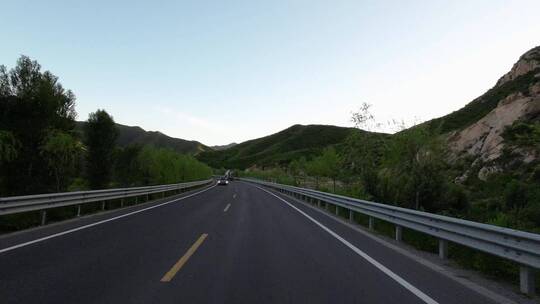 开车视角行驶在公路上  沿途风景