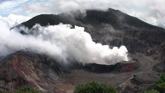 哥斯达黎加的波阿斯火山冒烟
